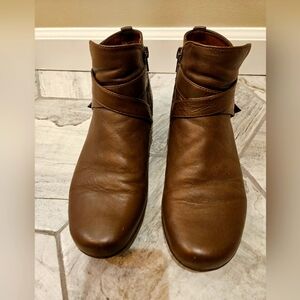 Ladies leather boots